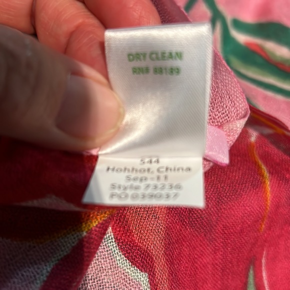 Lilly Pulitzer lilies print silk/ cashmere scarf. Never worn, in original box. - Picture 4 of 5